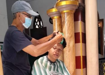 Selama Ramadan, Masjid Al Falach Gresik Gelar Sedekah Potong Rambut Gratis