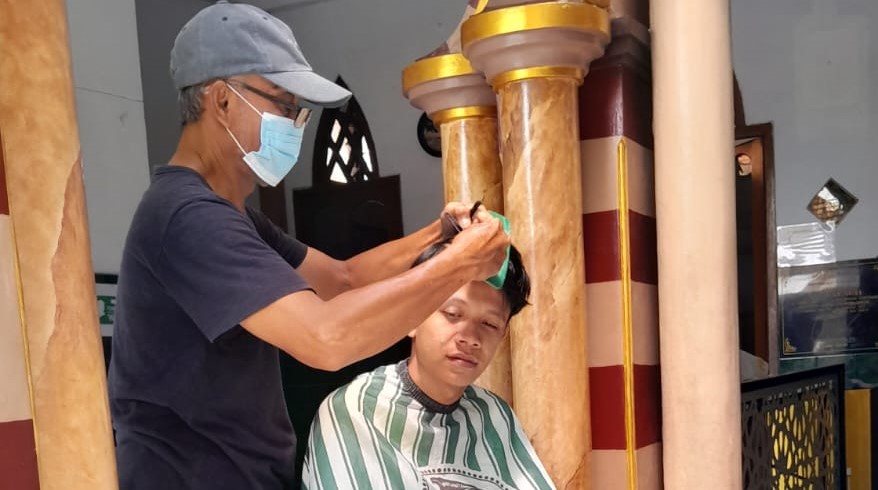 Selama Ramadan, Masjid Al Falach Gresik Gelar Sedekah Potong Rambut Gratis