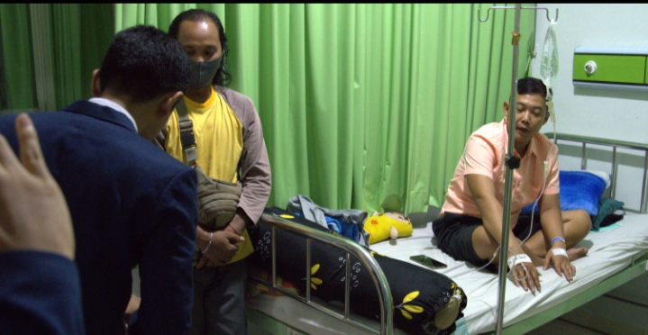 SMA Al Hikmah Surabaya Peduli, Berbagi Takjil dan Makanan untuk Keluarga Pasien