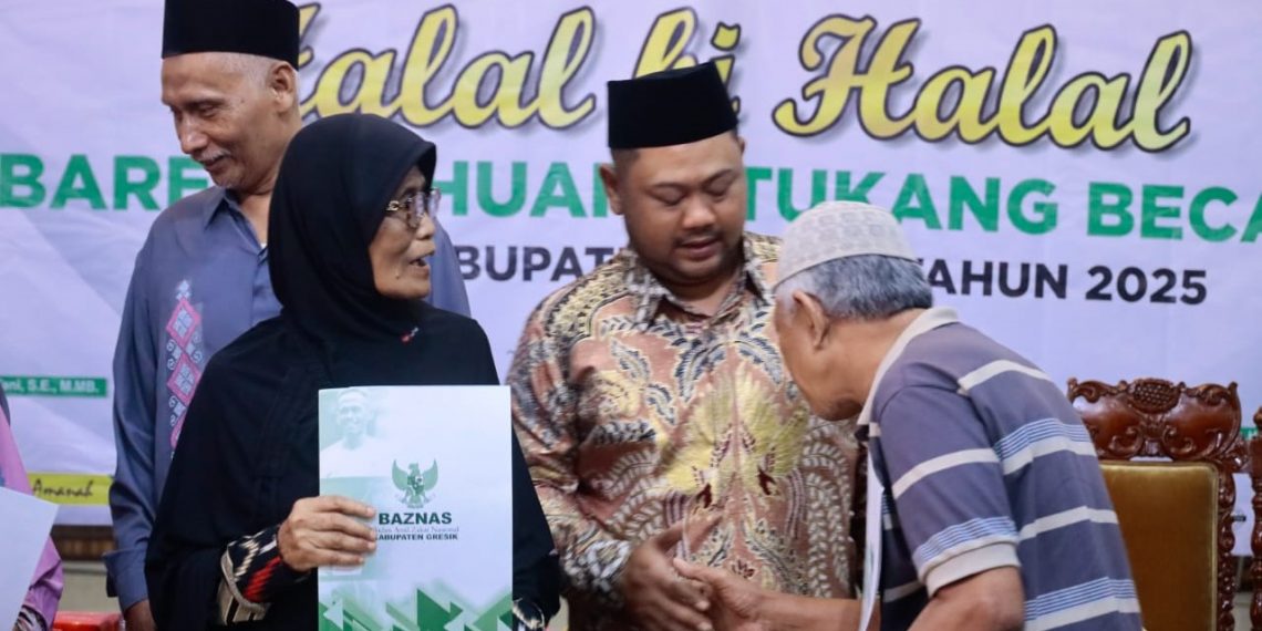 Komitmen Atasi Kemiskinan, Bupati Gresik Salurkan Bansos kepada Tukang Becak dan Duafa