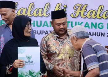 Komitmen Atasi Kemiskinan, Bupati Gresik Salurkan Bansos kepada Tukang Becak dan Duafa