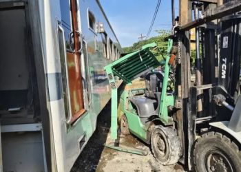 Diduga Parkir Sembarangan, Forklift Tertabrak Kereta Api Jenggala di Gresik