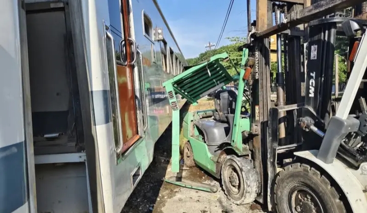 Diduga Parkir Sembarangan, Forklift Tertabrak Kereta Api Jenggala di Gresik