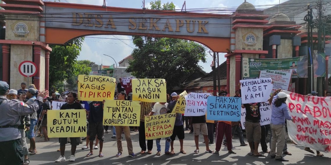 Tuntut Mantan Kades Miliarder Dihukum Berat, Warga Sekapuk Gresik Unjuk Rasa