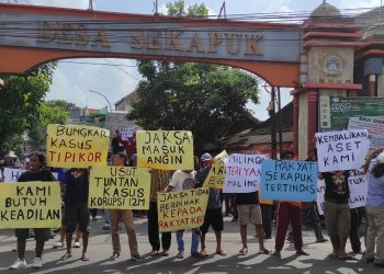 Tuntut Mantan Kades Miliarder Dihukum Berat, Warga Sekapuk Gresik Unjuk Rasa