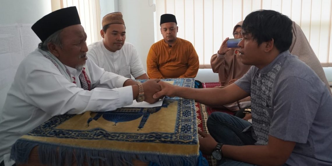 Penuh Haru, Pria Asal Sulsel Ini Ikrar Masuk Islam di MUI Gresik