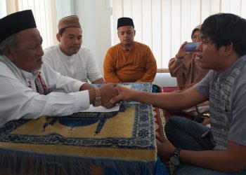 Penuh Haru, Pria Asal Sulsel Ini Ikrar Masuk Islam di MUI Gresik