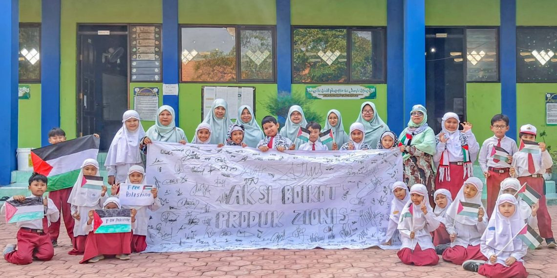 SIT Nurul Islam Krembung Sidoarjo Ikuti Aksi Bersama Komitmen Boikot Produk Pro-Zionis
