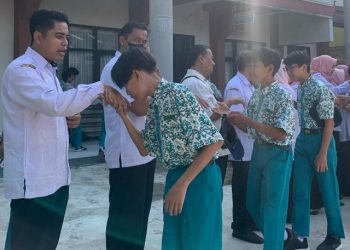 Siswa SMP Negeri 6 Sidoarjo Saling Bersilaturrahmi