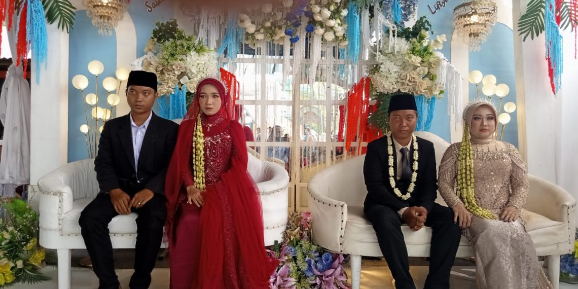 Pria Kembar di Jombang Nikah Bareng dalam Nuansa Jawa