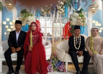 Pria Kembar di Jombang Nikah Bareng dalam Nuansa Jawa
