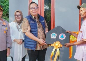 Wabup Gresik Serahkan Kunci Rumah Tahan Gempa bagi Warga Terdampak di Pulau Bawean