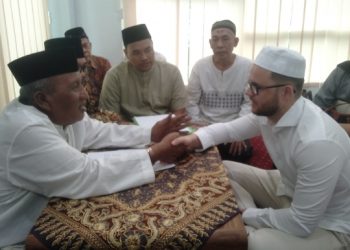 Masuk Islam lewat MUI Gresik, Pemuda Belanda ini Mantab Ikrarkan Syahadat