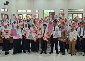 Lomba Buket Bunga MGMP Prakarya Diraih SMP Negeri 1 Prambon