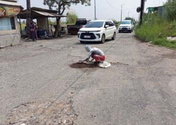 Manusia Silver Tambal Jeglongan Sewu di Jl H Anwar Hamzah Tambakoso