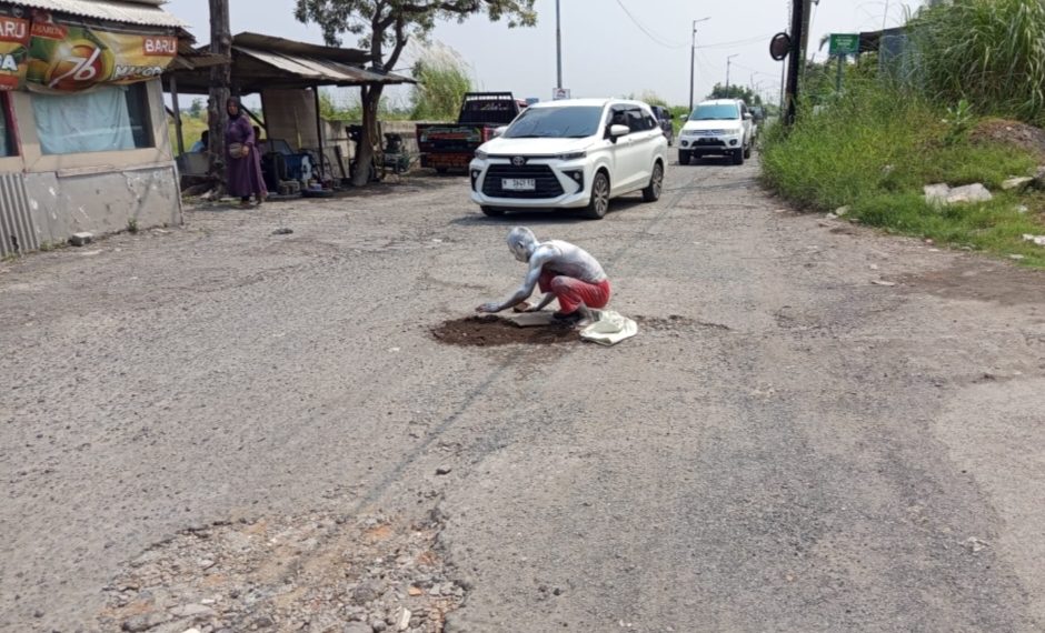 Manusia Silver Tambal Jeglongan Sewu di Jl H Anwar Hamzah Tambakoso