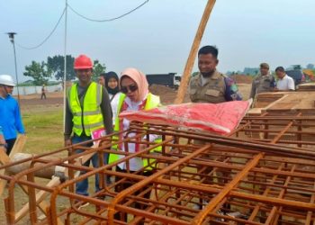 Sidak Pembangunan SMPN 2 Tulangan Tahap III, Wabup Mimik Idayana Minta Kontraktor Kerjakan Sesuai Spesifikasi