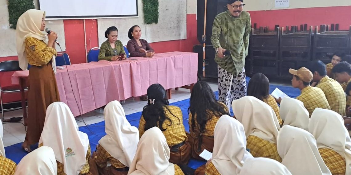 Siswa SMP PGRI 9 Sidoarjo Antusias Ikuti Sinau Tata Krama Jawa