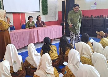 Siswa SMP PGRI 9 Sidoarjo Antusias Ikuti Sinau Tata Krama Jawa