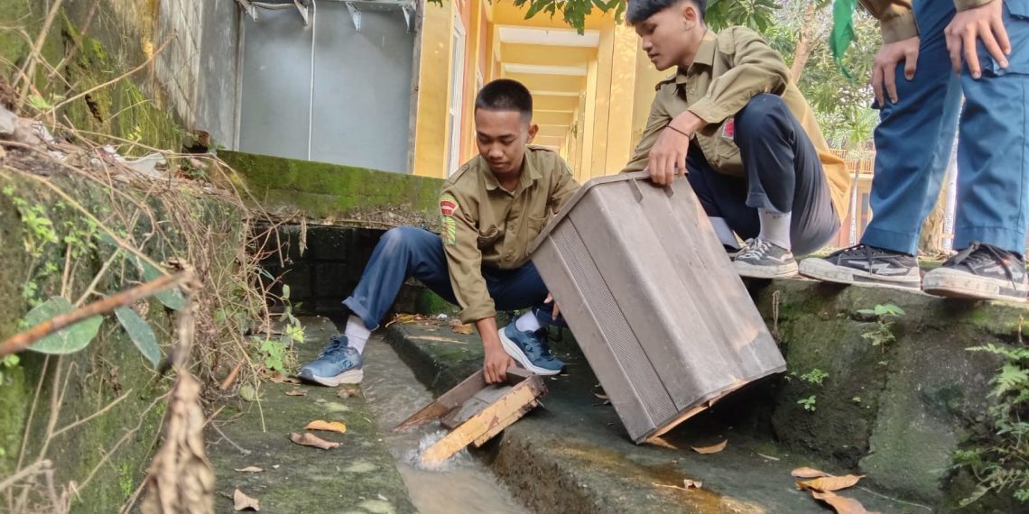 Peringati Hari Bumi, SPEMUPAT Bersih-bersih Lingkungan Warga dan Parit