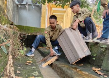 Peringati Hari Bumi, SPEMUPAT Bersih-bersih Lingkungan Warga dan Parit