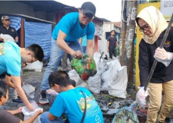 Puluhan Karyawan Asia Pramulia, Ciptakan Lingkungan Bersih dan Sehat di Kedung Baruk