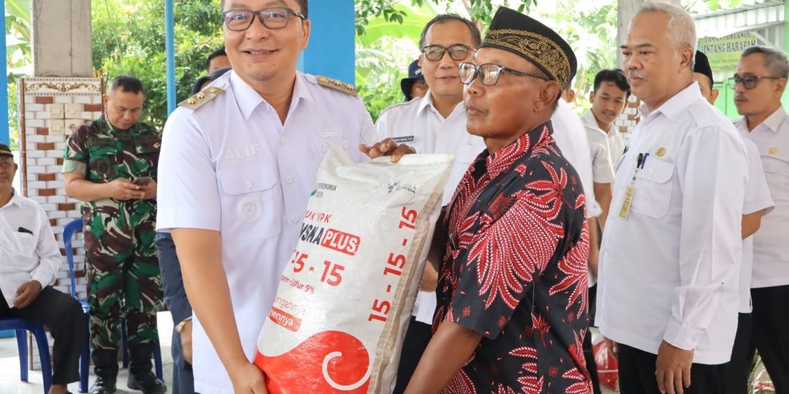 Pemkab Gresik Serahkan Bantuan untuk Petani Terdampak Puso dan Dorong Pengembangan UMKM Pengolahan Ikan