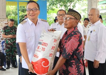 Pemkab Gresik Serahkan Bantuan untuk Petani Terdampak Puso dan Dorong Pengembangan UMKM Pengolahan Ikan