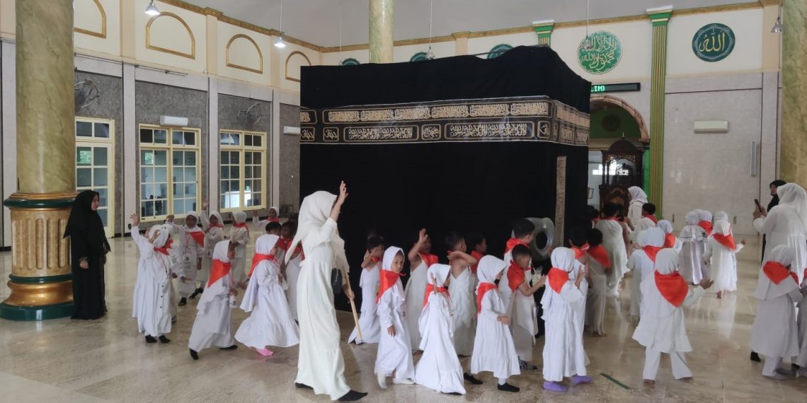 Berlangsung Ceria Penuh Kegembiraan, ‘Manasik Haji’ KB-TK Pelangi Kedanyang