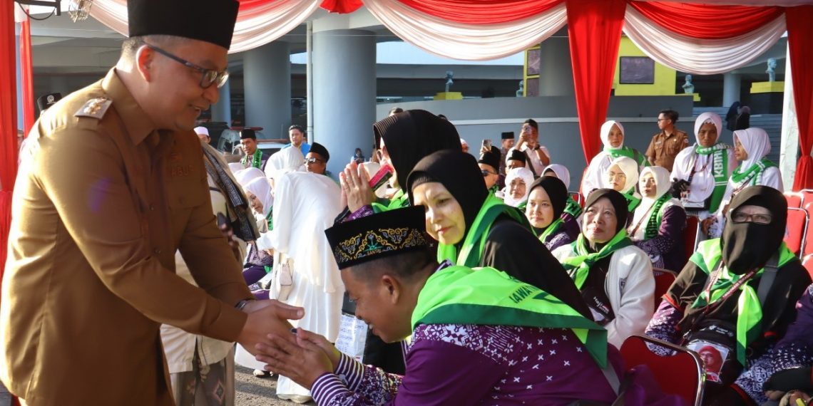 Dari Gelora Joko Samudro, Wabup Gresik Berangkatkan 260 Jamaah Calon Haji