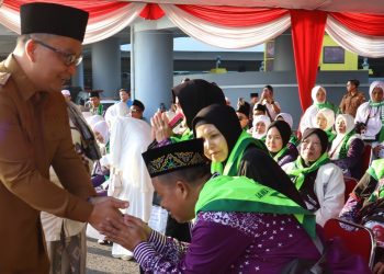 Dari Gelora Joko Samudro, Wabup Gresik Berangkatkan 260 Jamaah Calon Haji