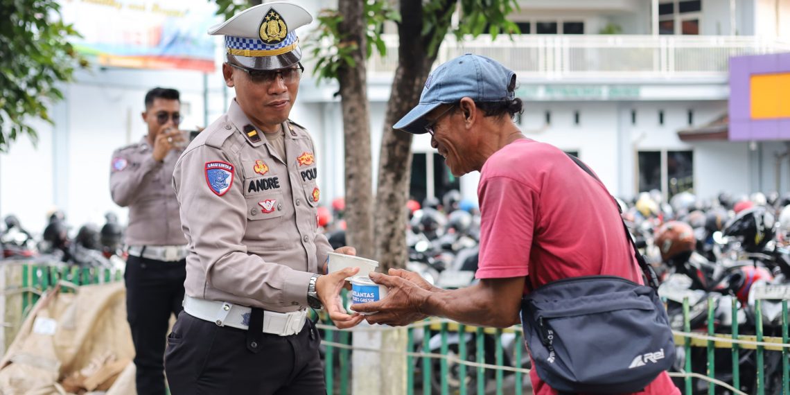 Peduli dan Berbagi, Satlantas Polres Gresik Bagikan Paket Makanan dalam Jumat Berkah