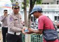 Peduli dan Berbagi, Satlantas Polres Gresik Bagikan Paket Makanan dalam Jumat Berkah
