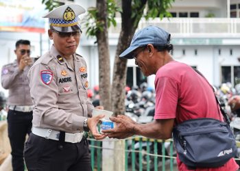 Peduli dan Berbagi, Satlantas Polres Gresik Bagikan Paket Makanan dalam Jumat Berkah