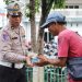 Peduli dan Berbagi, Satlantas Polres Gresik Bagikan Paket Makanan dalam Jumat Berkah