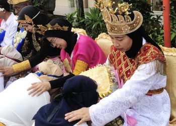 ‘Sungkeman’ Wujud Bakti Siswa SMK Pemuda Krian di Peringatan Hardiknas