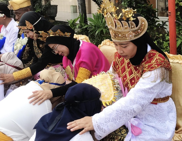 ‘Sungkeman’ Wujud Bakti Siswa SMK Pemuda Krian di Peringatan Hardiknas