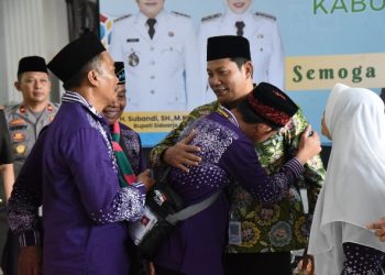 Bupati Subandi Berangkatkan 376 Jamaah Haji Sidoarjo