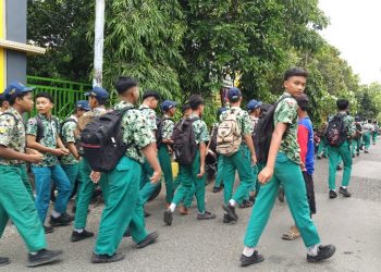 Siswa SMP Negeri 1 Jabon Bersuka Ria Jalan Kaki ke Sekolah