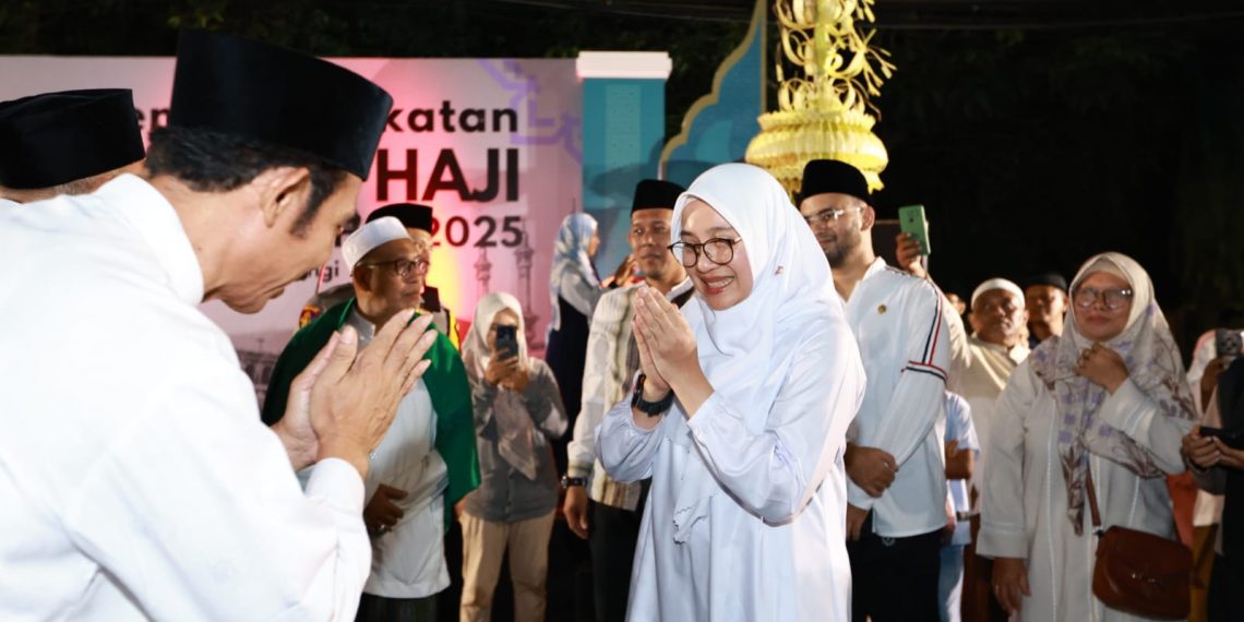 Bupati Ipuk Lepas Ratusan Calon Haji, Titip Doa untuk Banyuwangi