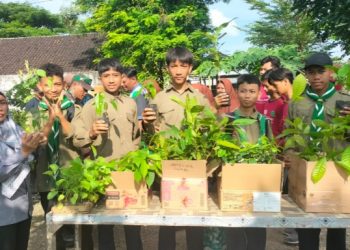 Cinta Lingkungan, Siswa SMK Muhammadiyah 5 Gresik Tukar Sampah dengan Bibit Tanaman