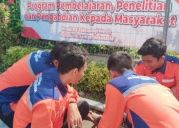 Sinergikan Ilmu dan Pengabdian Masyarakat, Mahasiswa Polteksi Rekonstruksi Halte Trans Jatim