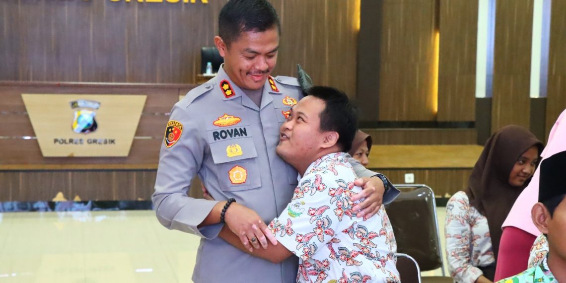 Peduli Pendidikan Inklusif, Kapolres Gresik Berikan Penghargaan kepada Guru dan Siswa SLB Kemala Bhayangkari