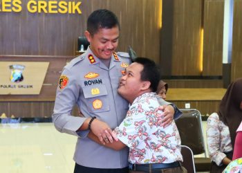 Peduli Pendidikan Inklusif, Kapolres Gresik Berikan Penghargaan kepada Guru dan Siswa SLB Kemala Bhayangkari