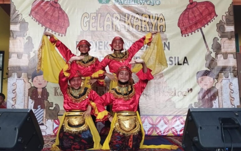 MI Ma’arif Pagerwojo Pamerkan Kreativitas Siswa “Tempoe Doeloe”