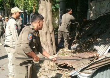 Satpol PP Kota Kediri Bongkar Paksa Bangunan Liar di Jl. Patiunus dan Joyoboyo
