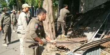 Satpol PP Kota Kediri Bongkar Paksa Bangunan Liar di Jl. Patiunus dan Joyoboyo