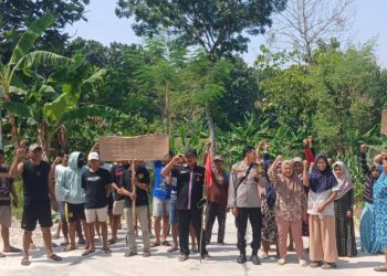 Warga Desa Tluwe Tuban Blokir Akses Jalan Tambang Kuarsa