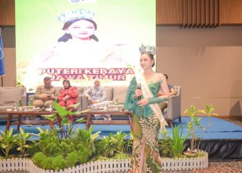 Hadir di Rakercab Iwapi, Putri Kebaya Jatim 2024 Gaungkan Mari Berkebaya