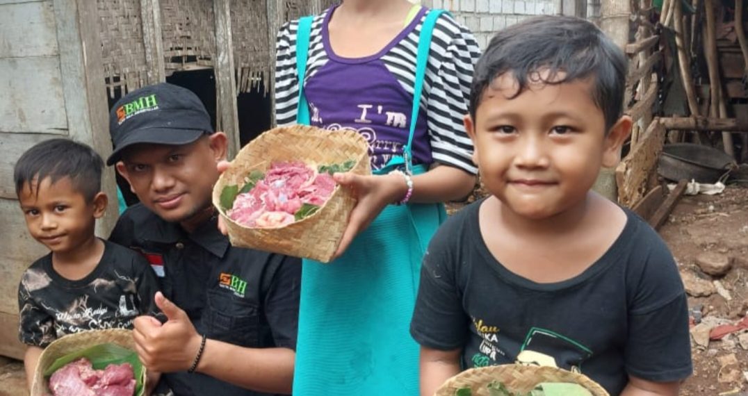 Laznas BMH Sebar Daging Qurban untuk Dai, Guru Ngaji, Santri Penghafal Quran dan Tuna Netra di Pelosok Sidoarjo